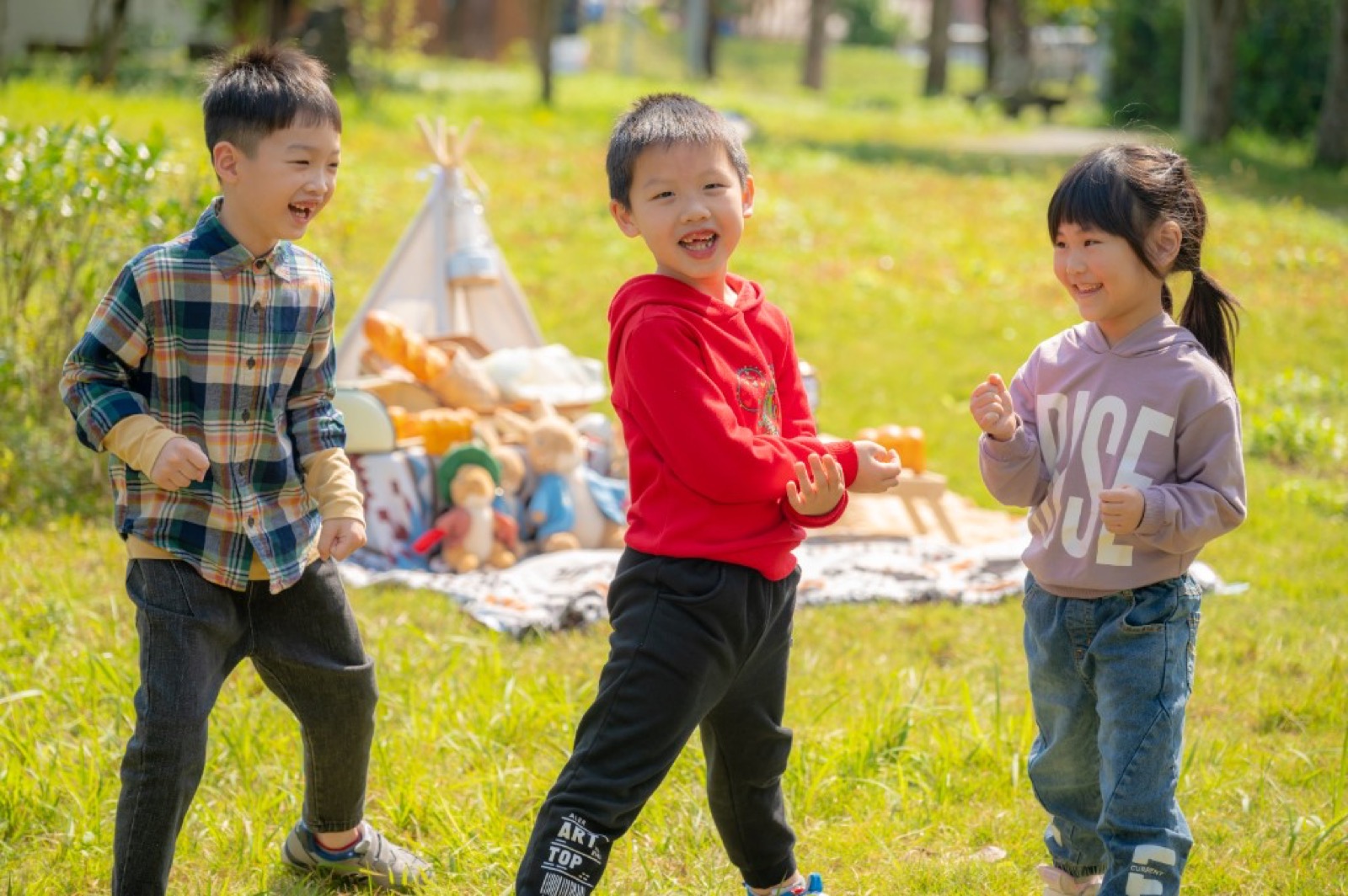 幼兒園畢業照 戶外草地外景活潑