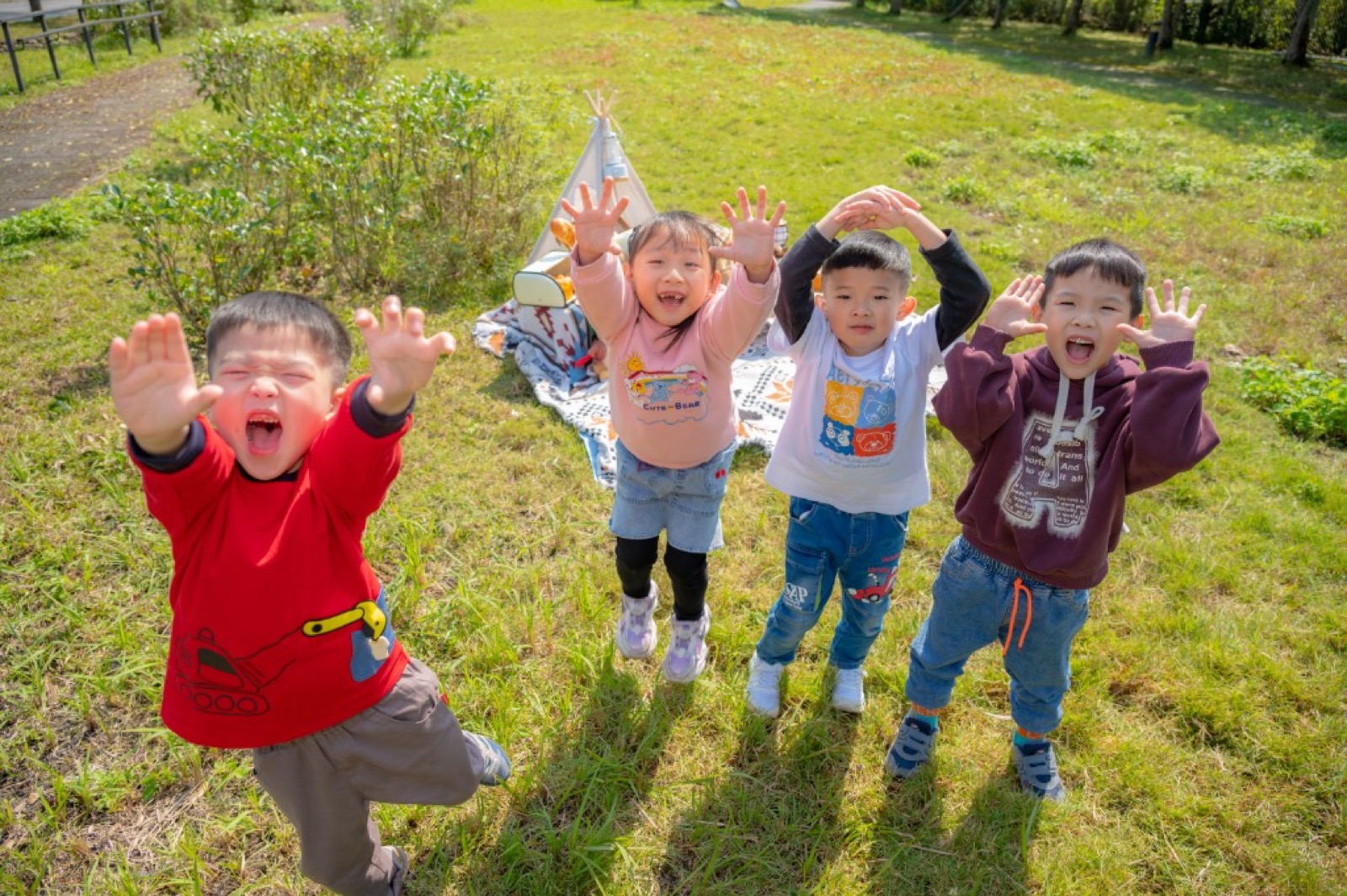 幼兒園畢業照 戶外草地外景活潑